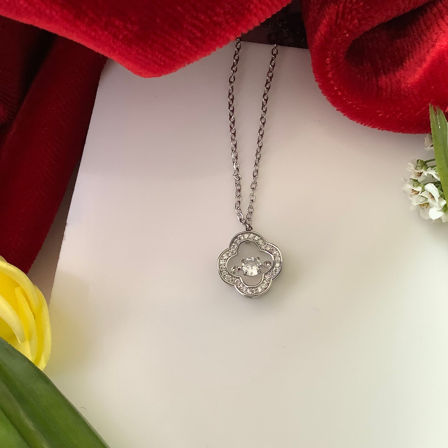 Salvanity K-POP Fashion Jewellery - Swivelling Diamond Flower Necklace