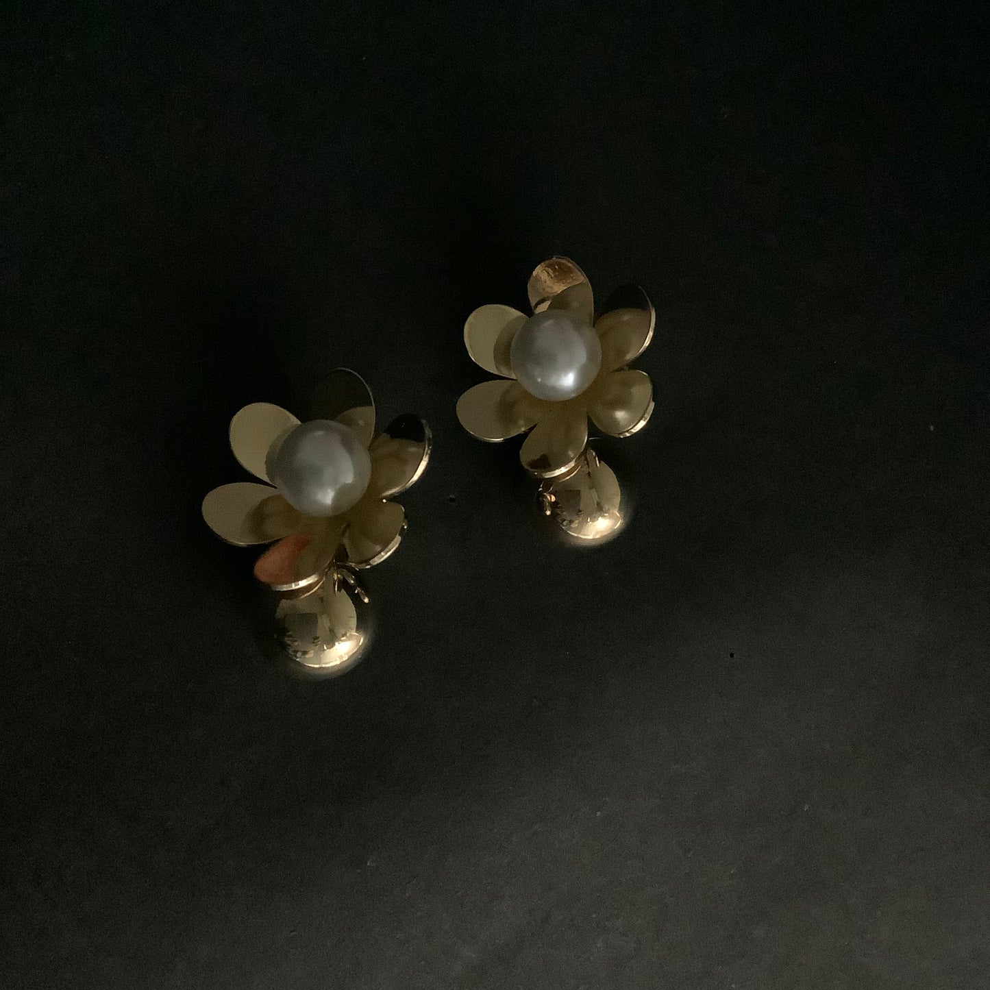 Salvanity K-POP Golden Floral Pearl Pops Flower Earrings