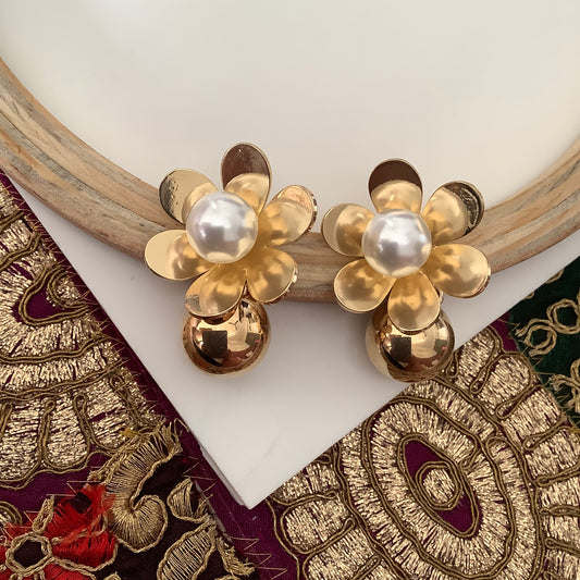 Salvanity K-POP Golden Floral Pearl Pops Flower Earrings