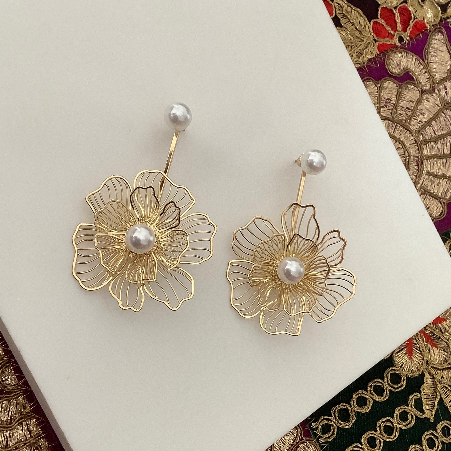 Salvanity K-POP Golden Etherea Daisies Earrings - Danglers