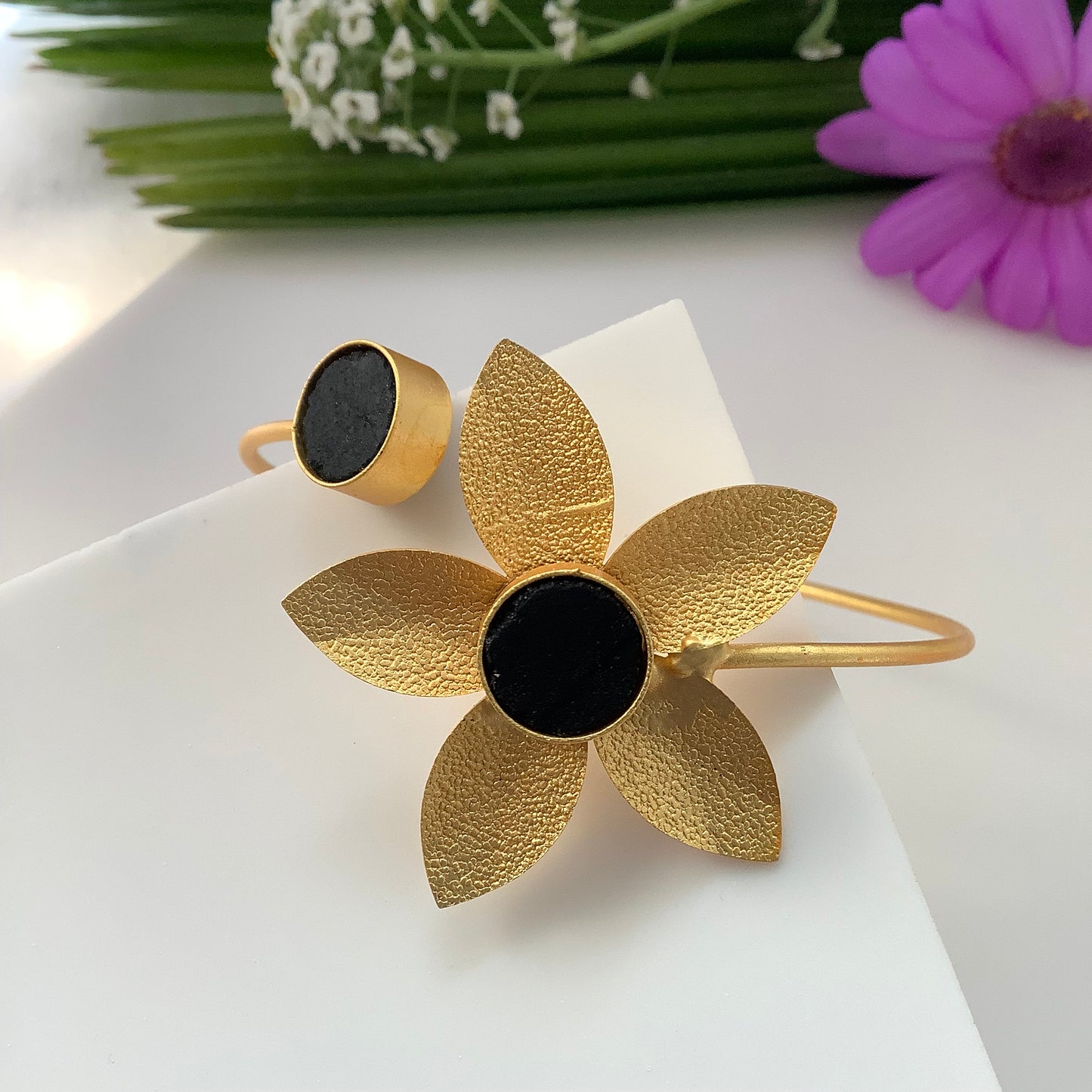 Salvanity Brass Gold Flower bracelet - Black