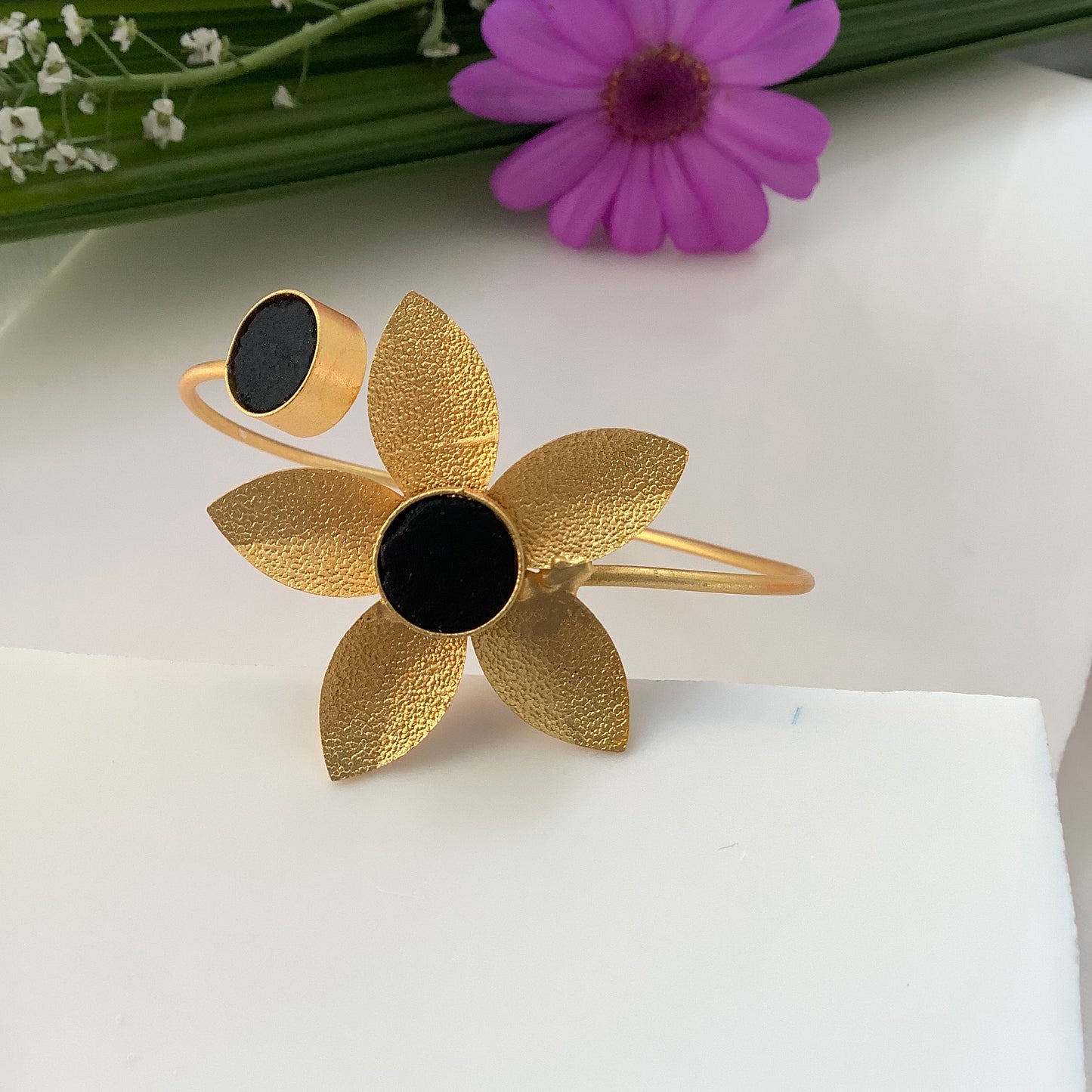 Salvanity Brass Gold Flower bracelet - Black