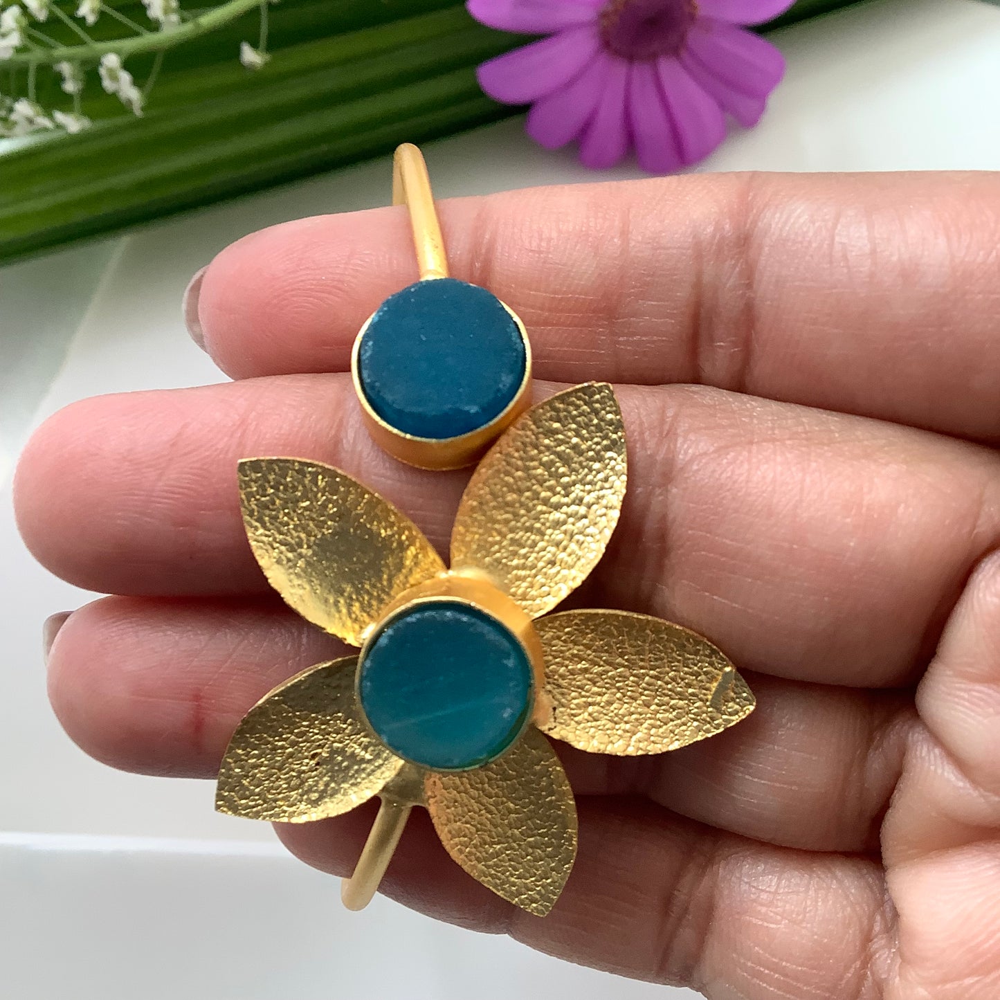 Salvanity Brass Gold Flower bracelet - Aqua Blue