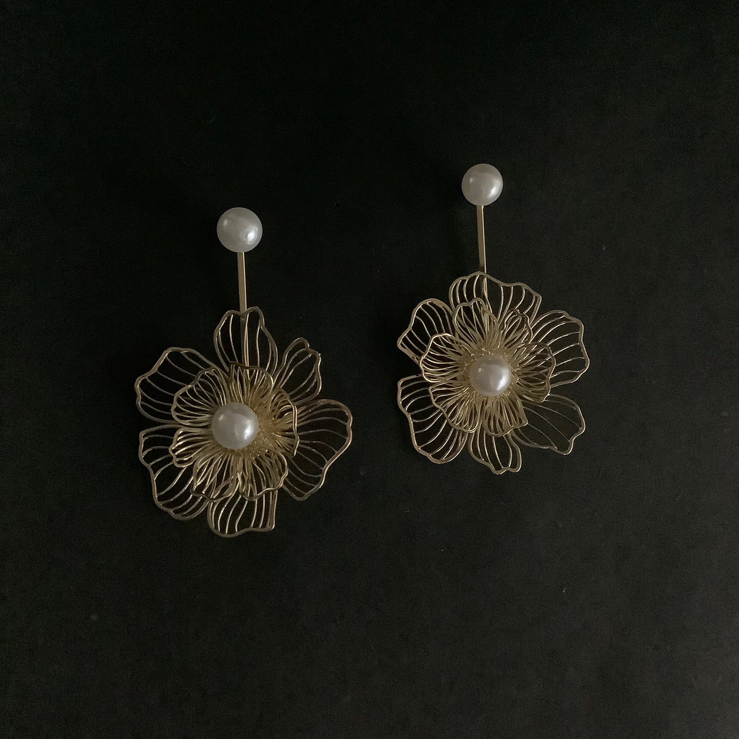 Salvanity K-POP Golden Etherea Daisies Earrings - Danglers
