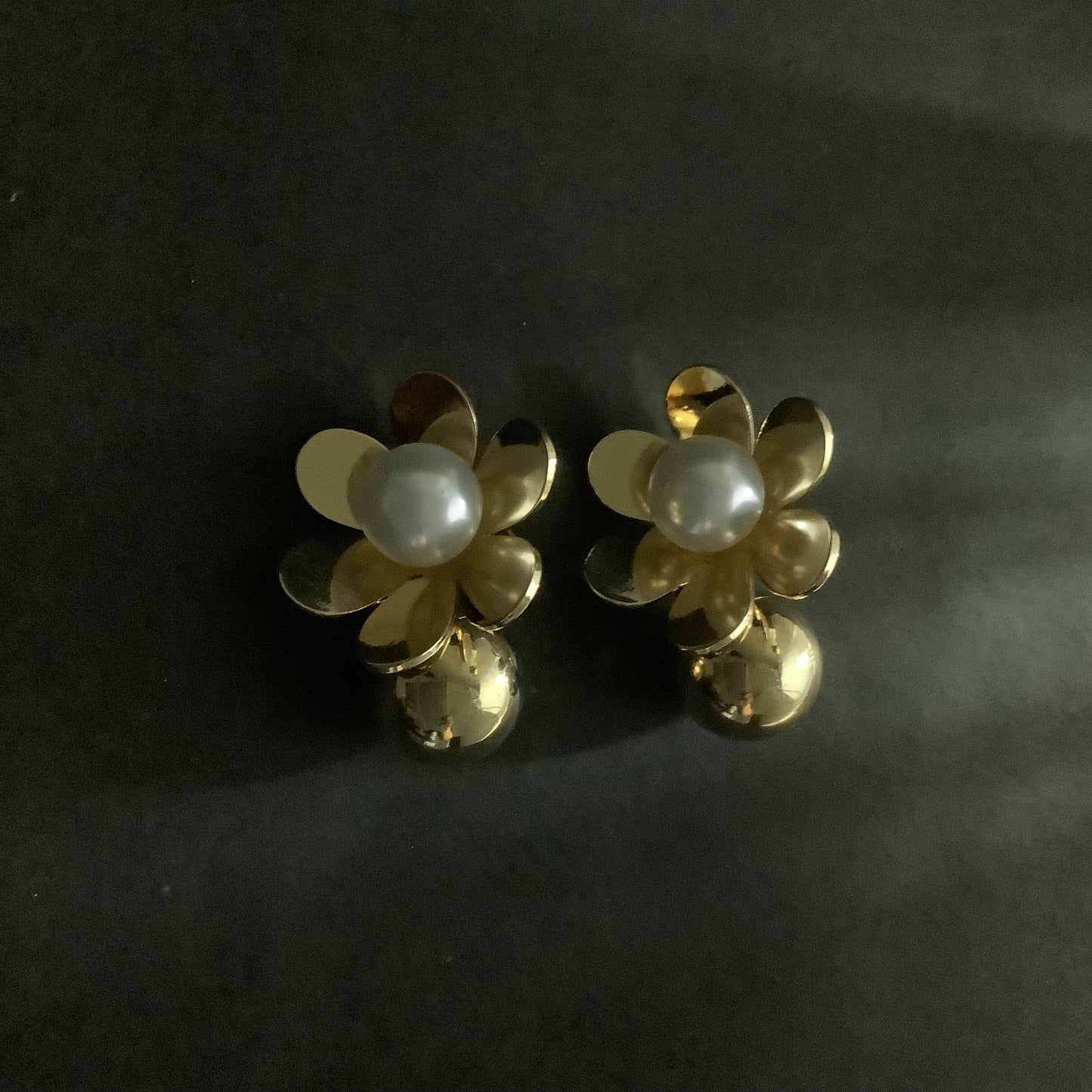 Salvanity K-POP Golden Floral Pearl Pops Flower Earrings